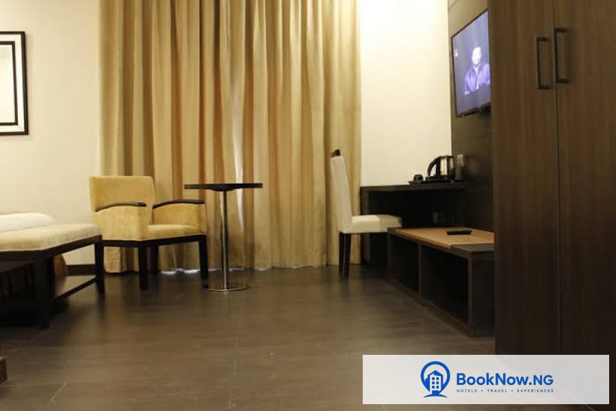 EXECUTIVE ROOM
