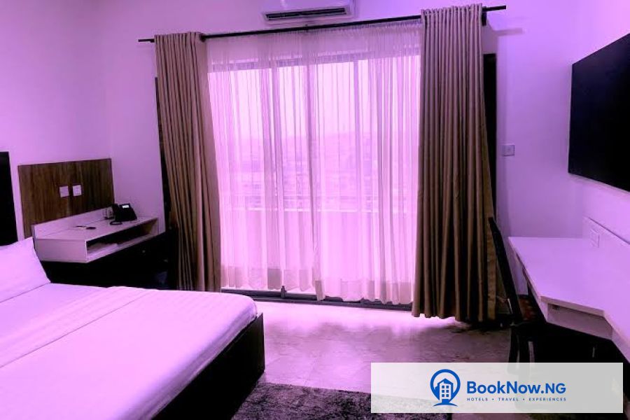 EXECUTIVE ROOM