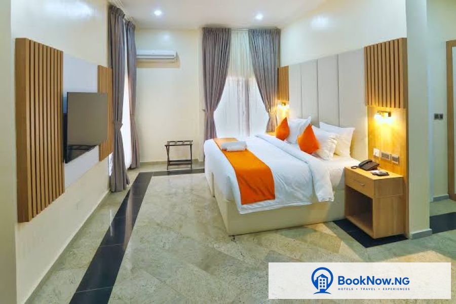 EXECUTIVE ROOM
