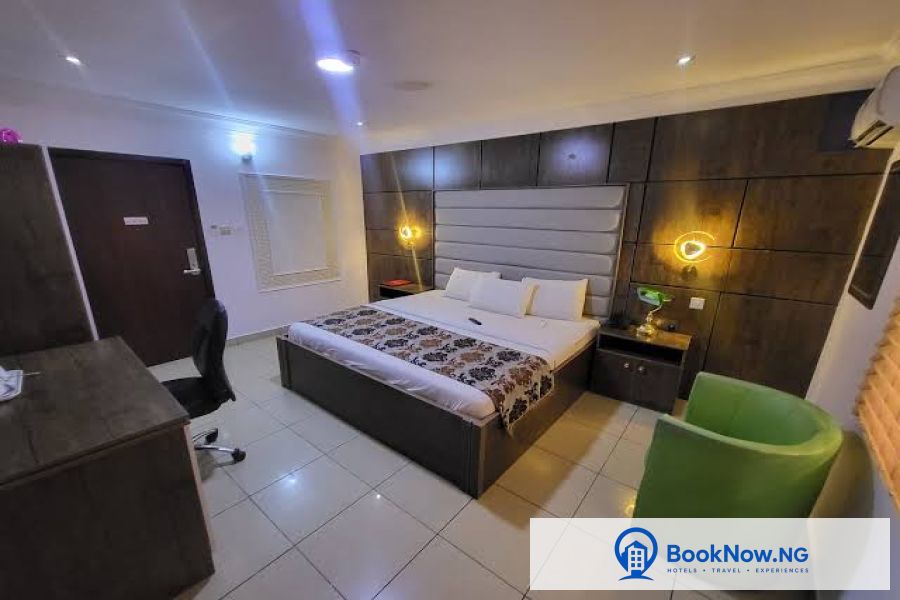 DELUXE ROOM